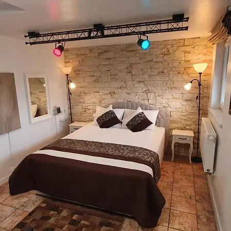 3 ,, Cosy House Studio