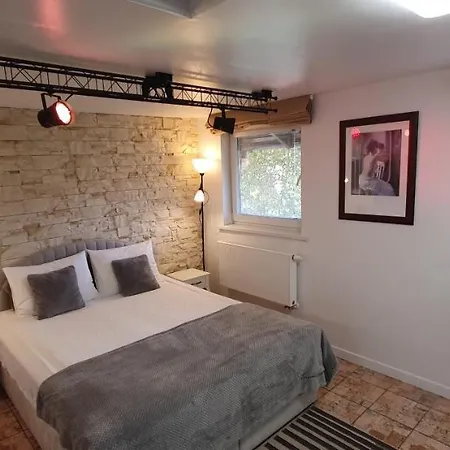 3 ,, Cosy House Studio